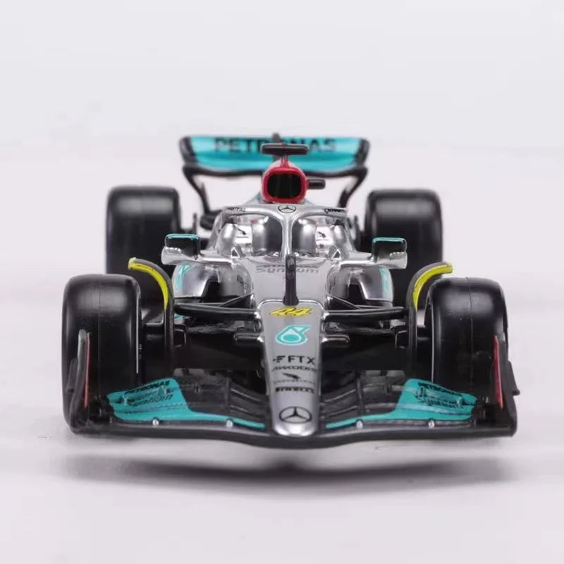 Mercedes 2022 W13 Lewis Hamilton & George Russell - Fórmula 1 - Colecionáveis 1:43